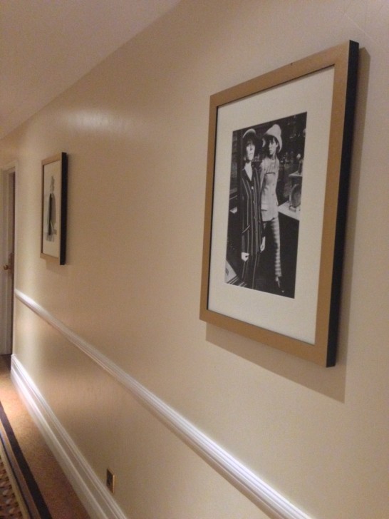 2階1920年代、3階1930年代、3階は1940年代のファッションの写真が展示されているファッションギャラリーの様な廊下。 