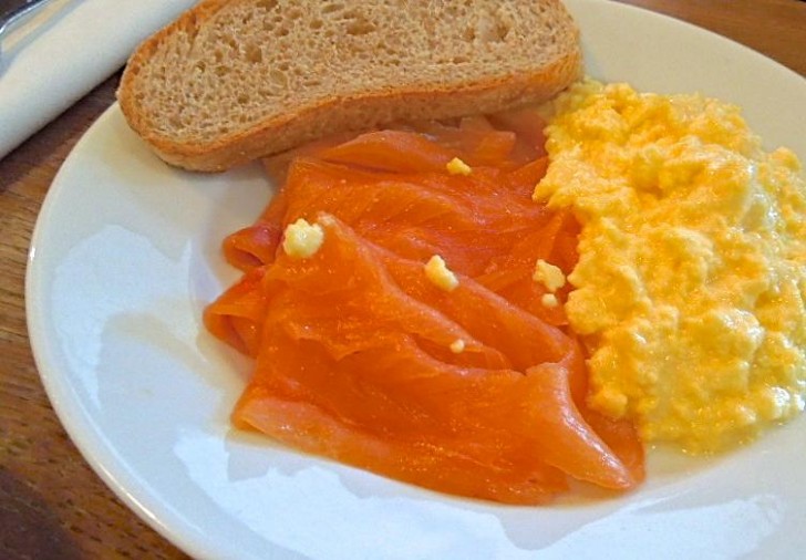 スモークサーモン＆スクランブルエッグは英国朝食の定番