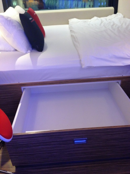 ベッドの下に大きな引き出し。スーツケースを収容できるスペースを確保。
