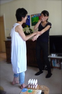 長澤紀子さん（左）とキネシオロジーを受講された方。 あまりの効果にご本人が（お腹の赤ちゃんと一緒に）驚かれた素敵な瞬間。