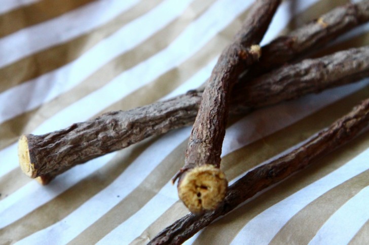 小枝に見えるのはリコリスの根＝リコリスルート。自然の味覚にクラリとします（＾＾；）
